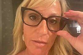 HotDee47 naked stripping on cam for live sex video chat