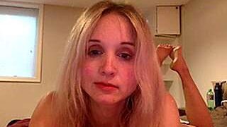 SweetSexyKendra naked stripping on cam for live sex video chat