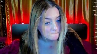 Cutegirl18 nude on webcam in her Live Sex Chat Room