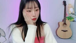 Guitar-xiaoqi naked stripping on cam for live sex video chat