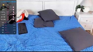 Laura_Sveetyy naked stripping on cam for live sex video chat