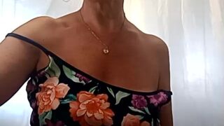 Isidehot naked stripping on cam for live sex video chat