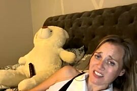 PinkLipsSkye naked stripping on cam for live sex video chat